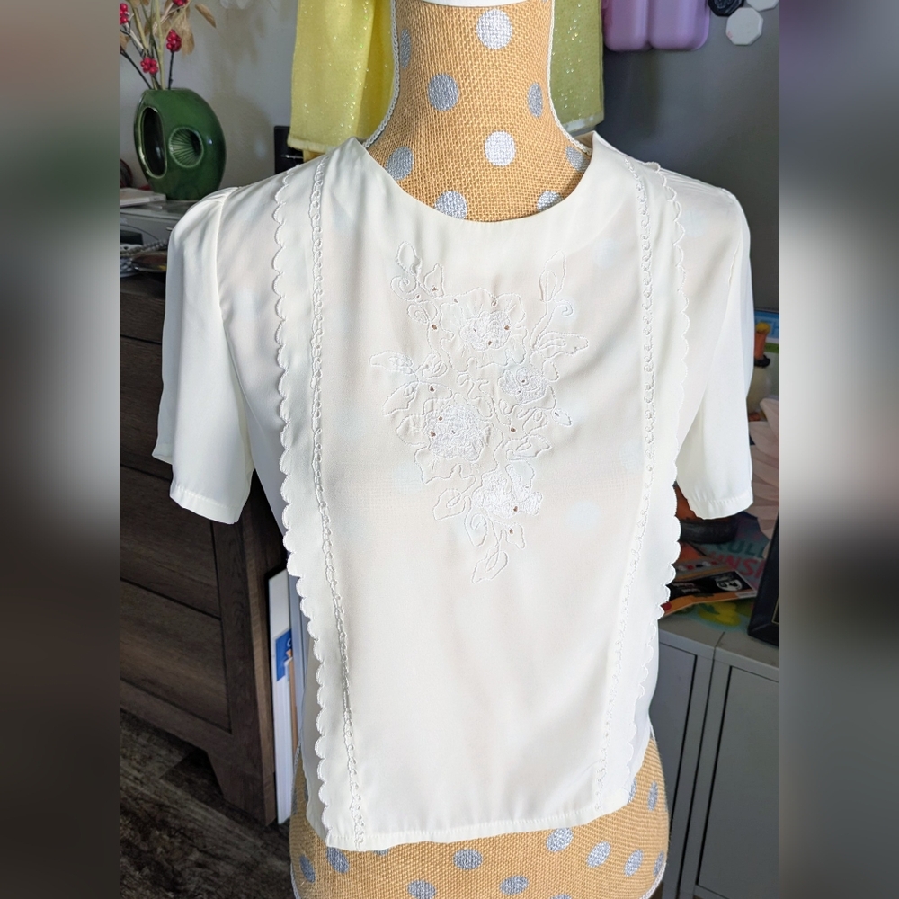 Elegant Cream Embroidered 1950s blouse has the sweetest lace details! 